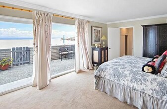 1560 E Oceanfront in Newport Beach, CA - Building Photo - Building Photo