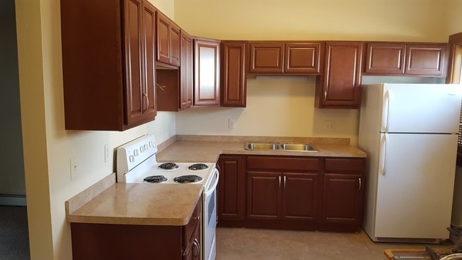 55 E Courtney St, Unit LOWER FRONT in Dunkirk, NY - Building Photo - Building Photo