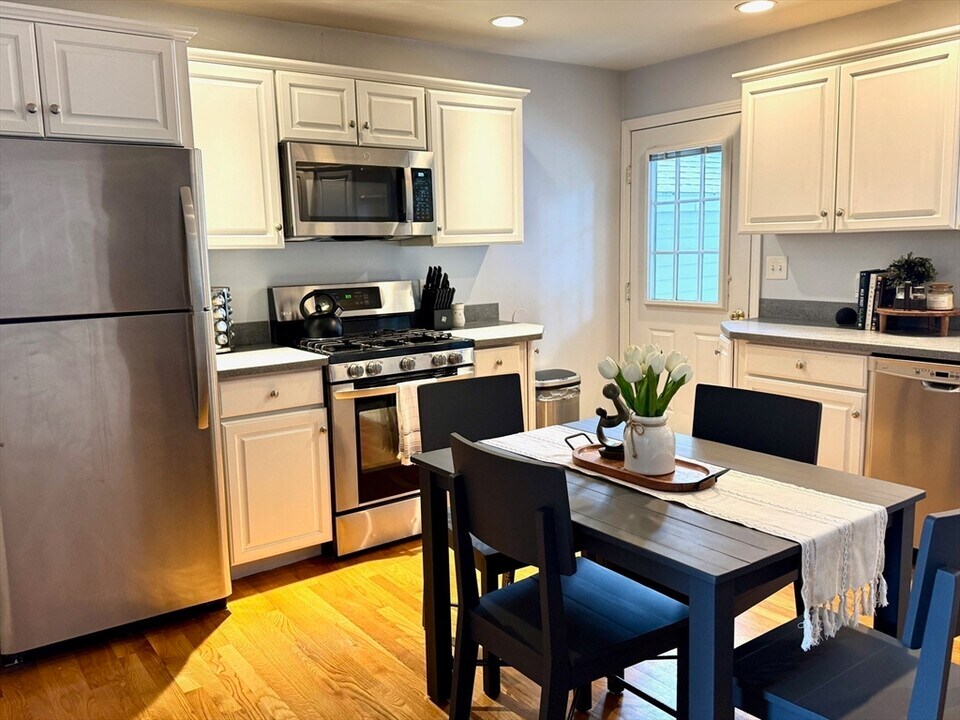 27 Willow St in Melrose, MA - Building Photo
