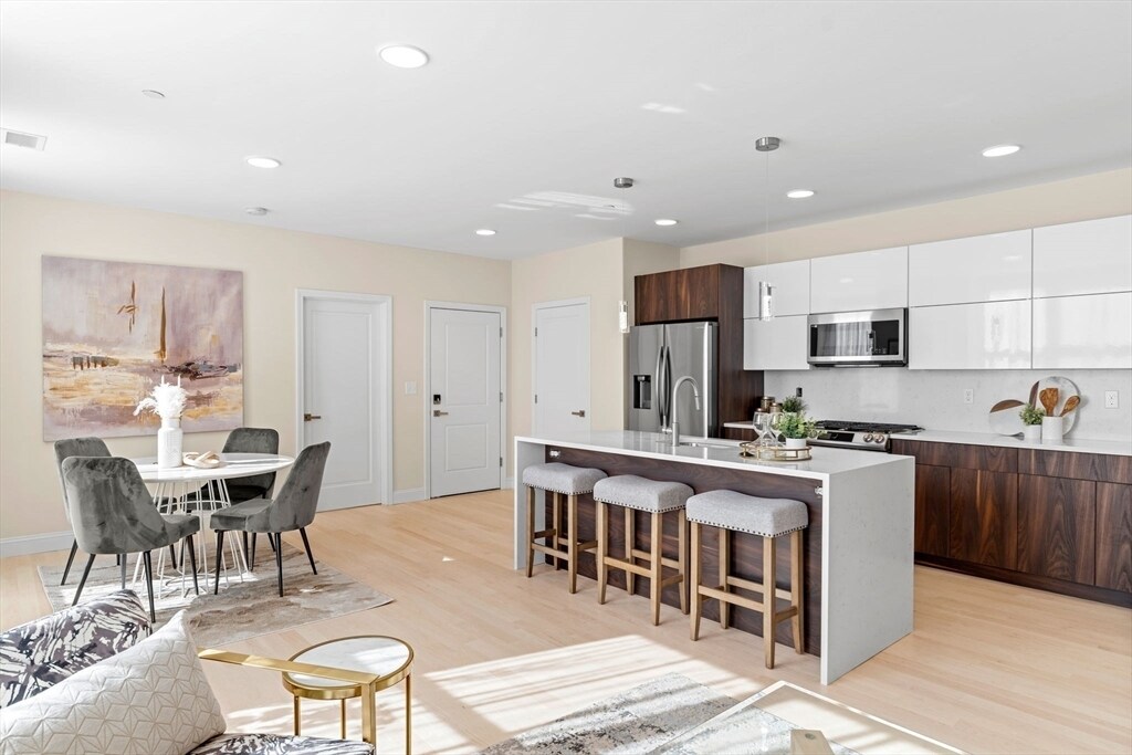 124 Warren St in Boston, MA - Building Photo