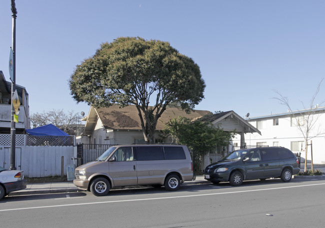 1650 Bay Rd in East Palo Alto, CA - Foto de edificio - Building Photo