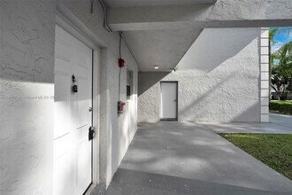17255 SW 95th Ave in Palmetto Bay, FL - Building Photo - Building Photo