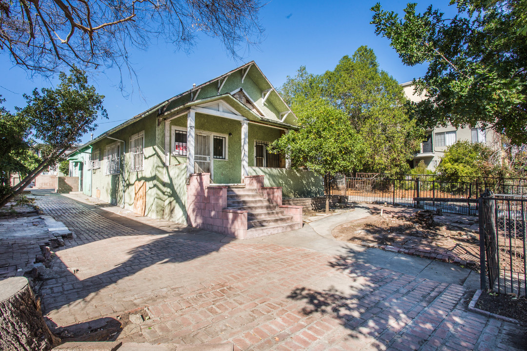 1127 N Westmoreland Ave in Los Angeles, CA - Building Photo