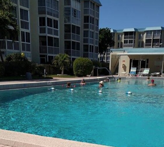 4902 38th Way S, Unit E 309 in St. Petersburg, FL - Building Photo - Building Photo