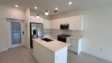 8001 NW 41st St in Doral, FL - Building Photo - Building Photo