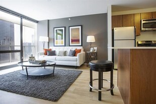 336 E Wacker Dr in Chicago, IL - Building Photo