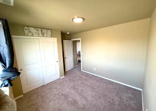 216 E Montmorency Blvd in George, WA - Foto de edificio - Building Photo