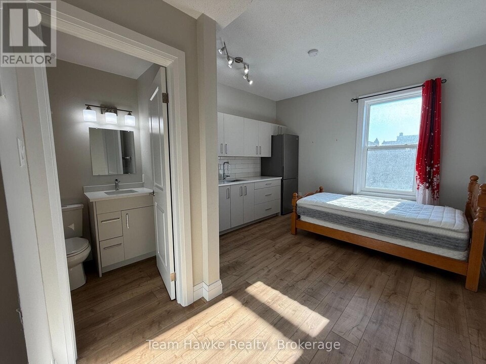 521 Bay St in Midland, ON - Building Photo