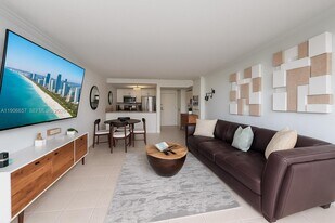 600 NE 36th St in Miami, FL - Building Photo