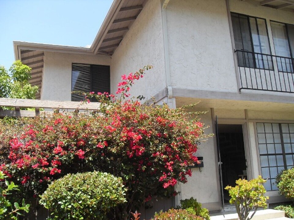 9568 Easter Way in San Diego, CA - Building Photo