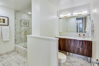 200 E Delaware Pl, Unit 200 E Delaware Pl in Chicago, IL - Building Photo - Building Photo