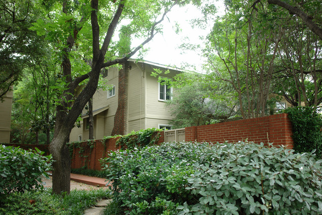 3530 Cedar Springs Rd in Dallas, TX - Building Photo - Building Photo