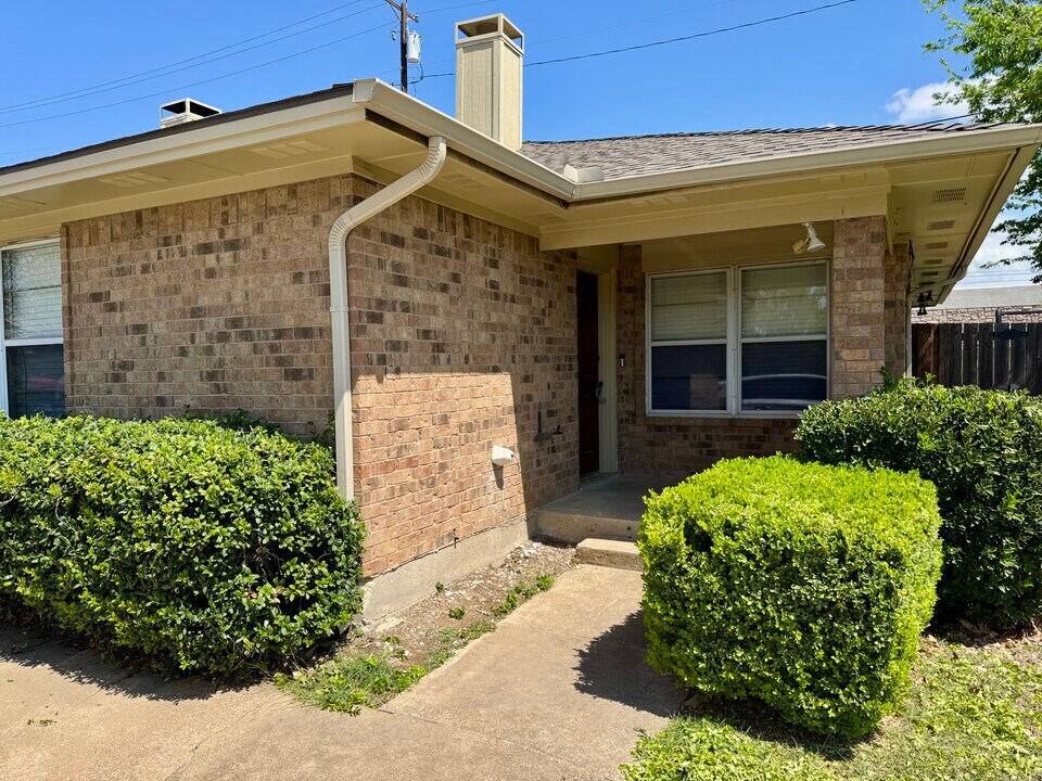 9842 Camfield Ave in Frisco, TX - Building Photo