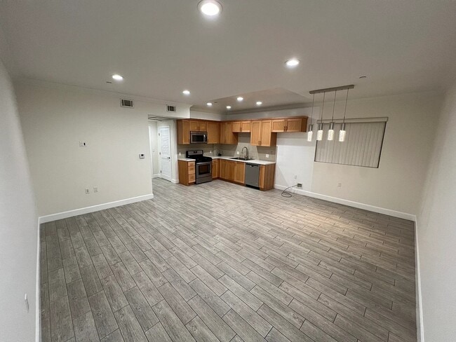 7228 Amigo Ave in Reseda, CA - Foto de edificio - Building Photo