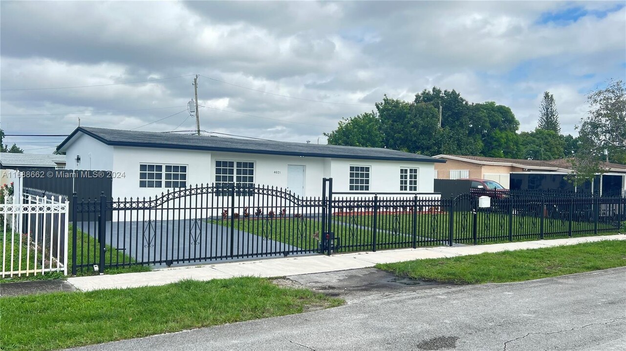 17301 NW 41st Ave in Miami Gardens, FL - Foto de edificio