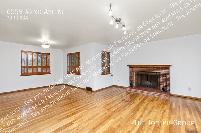6559 42nd Ave NE in Seattle, WA - Foto de edificio - Building Photo