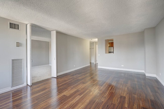 118 W Chestnut St, Unit 702 in Chicago, IL - Foto de edificio - Building Photo