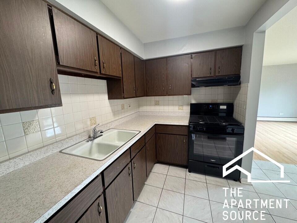 8545 W Arnold St in River Grove, IL - Building Photo