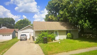 1005 E Main St in Knoxville, IA - Building Photo