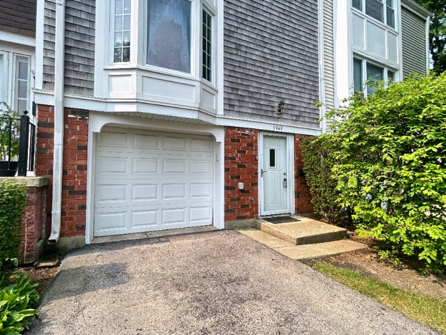 1949 Governors Ln in Hoffman Estates, IL - Building Photo - Building Photo