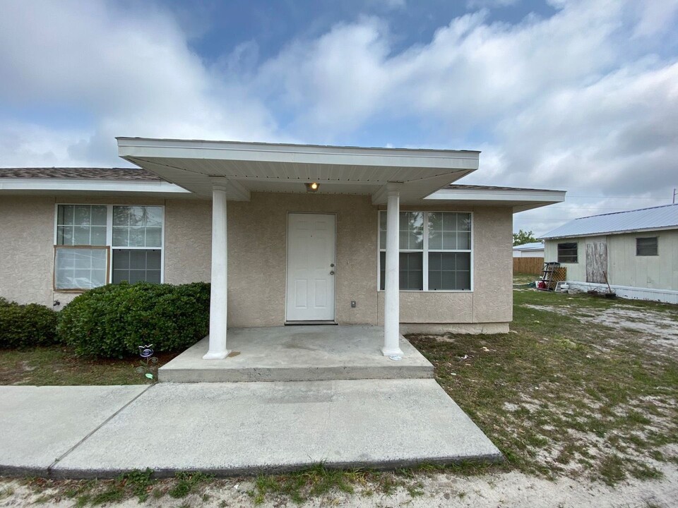 707-713 N 9th St in Panama City, FL - Foto de edificio