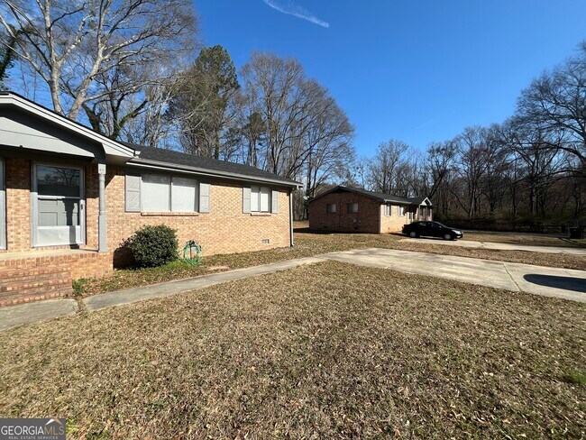 828 Jesters Lake Dr in Jonesboro, GA - Building Photo - Building Photo