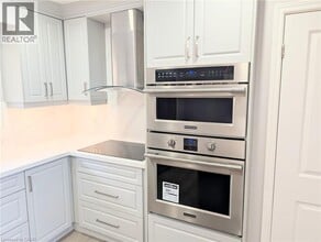 132 Pine Dr in Hamilton, ON - Building Photo - Building Photo