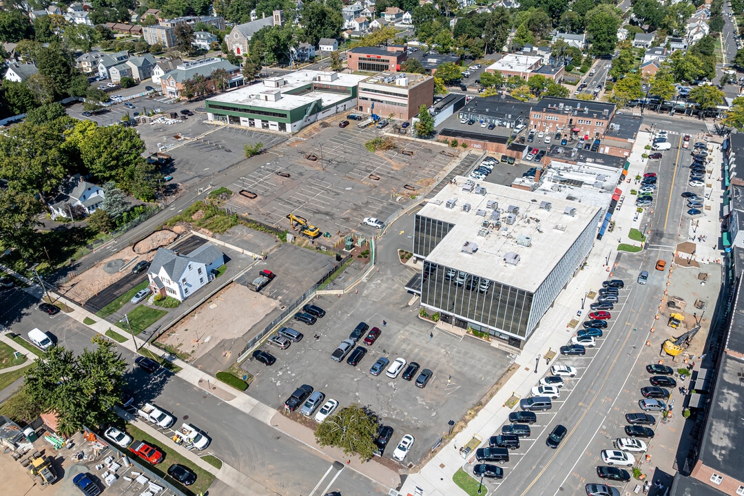 Center Park Place in West Hartford, CT - Building Photo