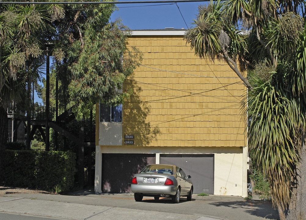 5833-5835 Hillcrest Rd in San Pablo, CA - Foto de edificio