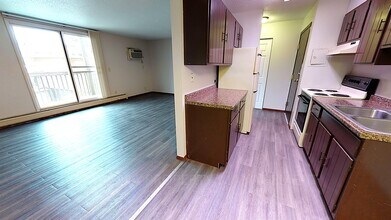 Cedar House Apartments in Sioux Falls, SD - Building Photo - Building Photo