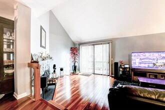 572 Sanderling Ct in Secaucus, NJ - Building Photo - Building Photo