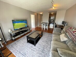 1212N N La Salle Dr in Chicago, IL - Building Photo - Building Photo