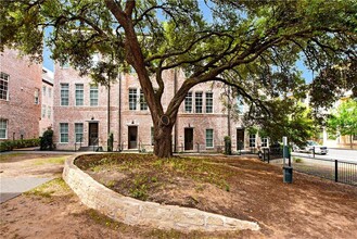 1301 Town Creek Dr in Austin, TX - Building Photo - Building Photo