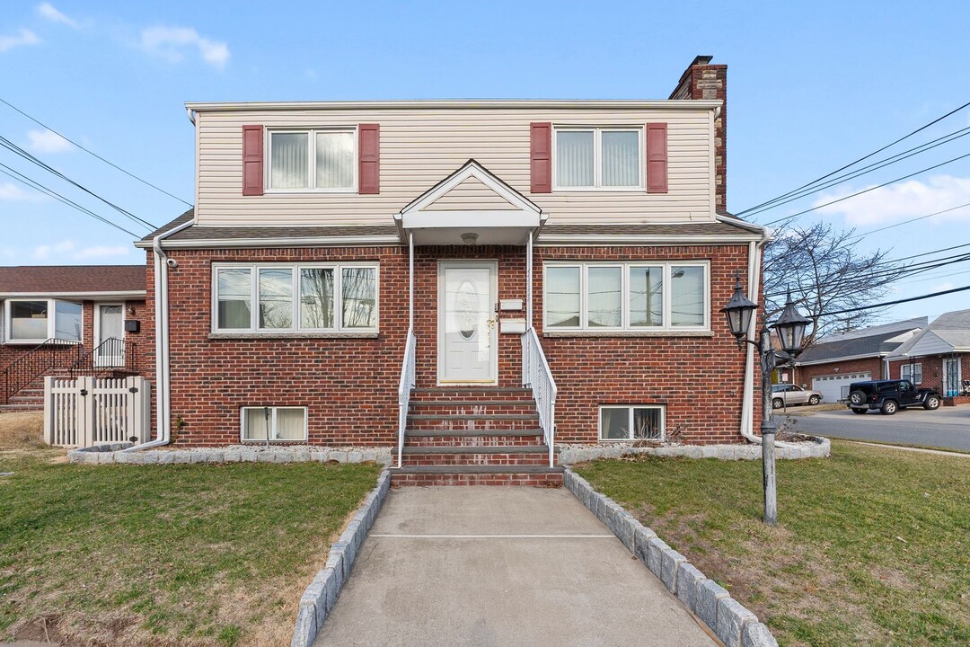341 Westervelt Pl, Unit 1 in Lodi, NJ - Building Photo