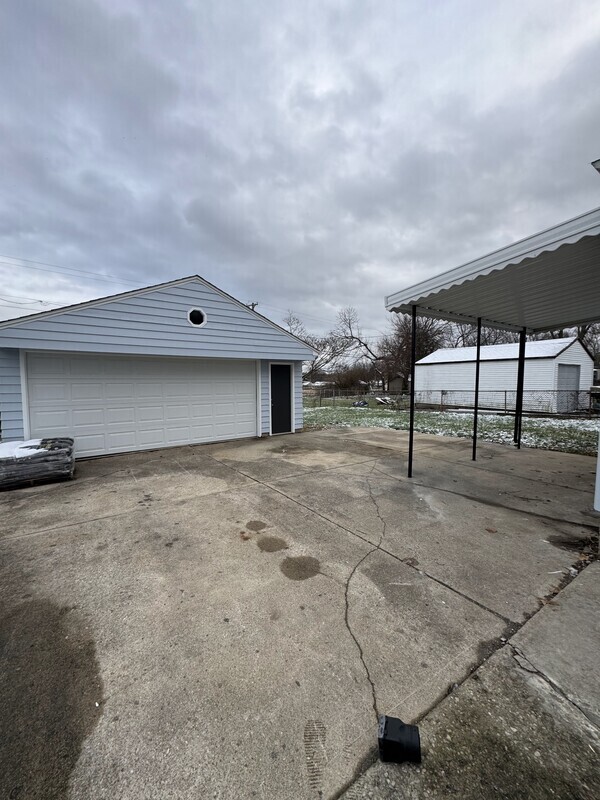 2152 E Bataan Dr in Dayton, OH - Building Photo - Building Photo