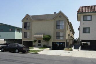 4826 Rosewood Ave in Los Angeles, CA - Building Photo - Building Photo