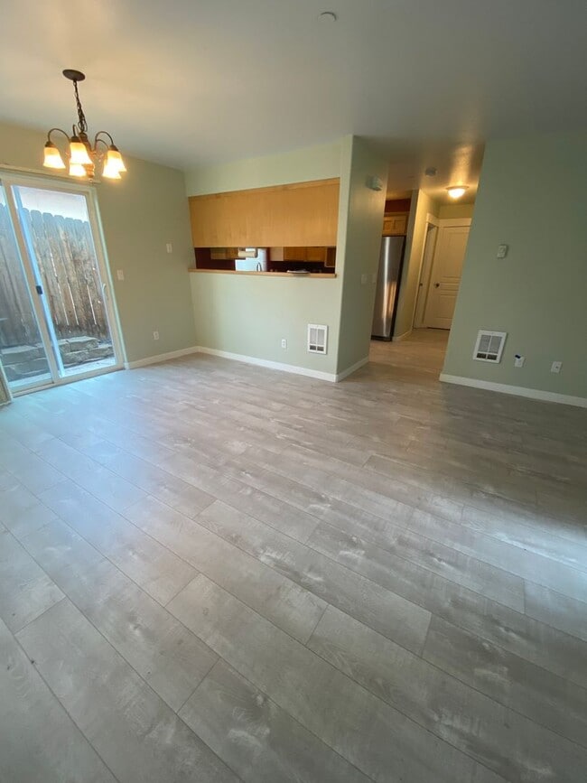 1657 NE Lotus Dr in Bend, OR - Building Photo - Building Photo