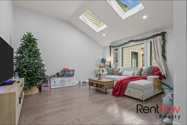 517 Country View Dr in Warwick, RI - Foto de edificio - Building Photo