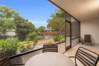 600 Neapolitan Way in Naples, FL - Foto de edificio - Building Photo