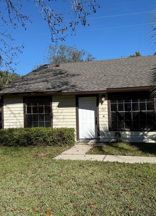 205 Lovell Ln in Apopka, FL - Building Photo