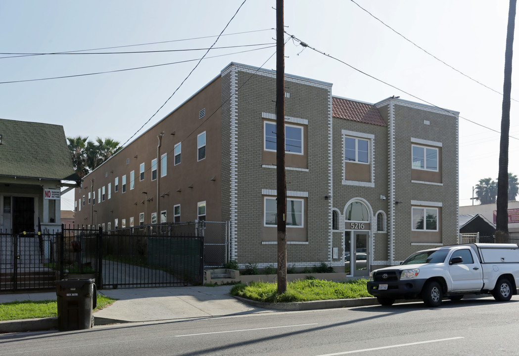 5216 S Figueroa St in Los Angeles, CA - Building Photo