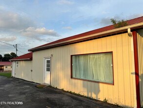 5521 S York Hwy in Grimsley, TN - Foto de edificio - Building Photo