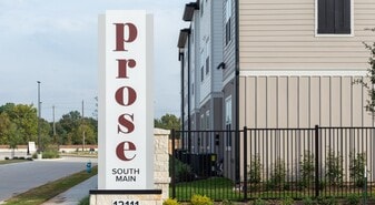 12111 S Main St in Houston, TX - Building Photo