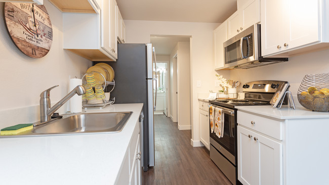 Cedar Park Apartments in Bremerton, WA - Building Photo - Interior Photo