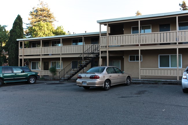 Hillview Apartments in Petaluma, CA - Building Photo - Building Photo