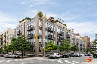 80 Meserole Street in Brooklyn, NY - Foto de edificio - Primary Photo