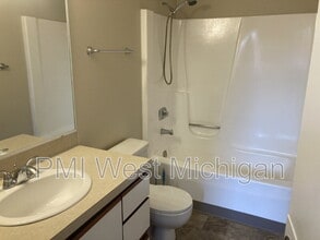 6063 In the Pines Dr SE in Grand Rapids, MI - Building Photo - Building Photo