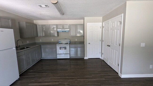 1474 Kelly Dr in Hinesville, GA - Building Photo - Building Photo