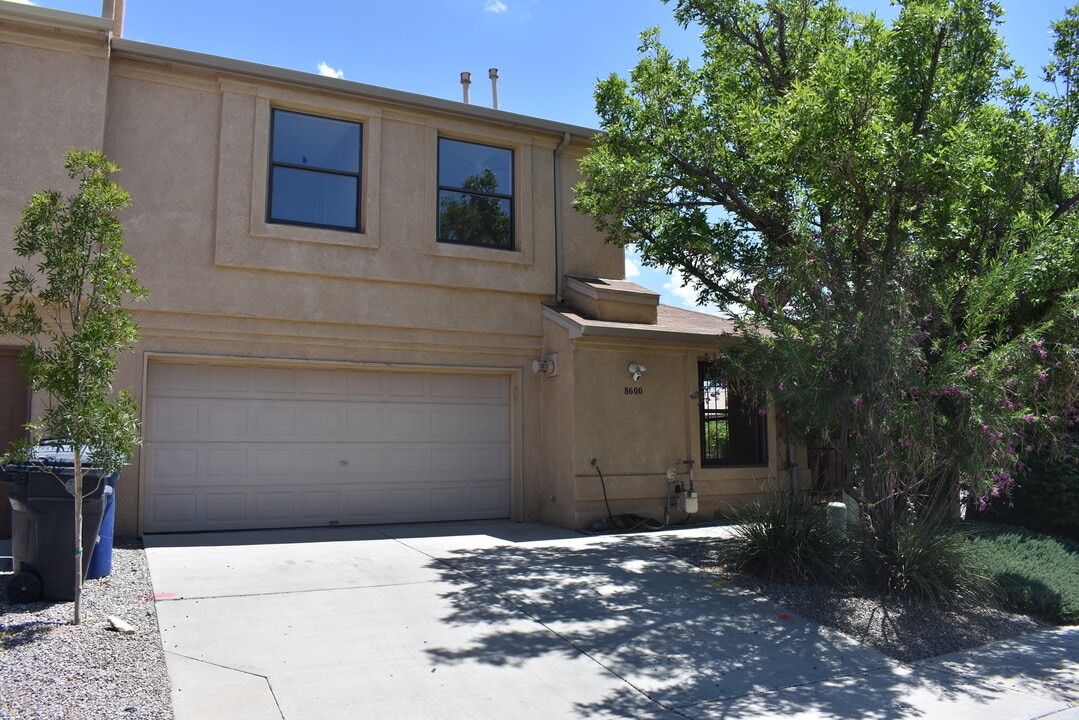 8600 Simi Ln NE in Albuquerque, NM - Foto de edificio