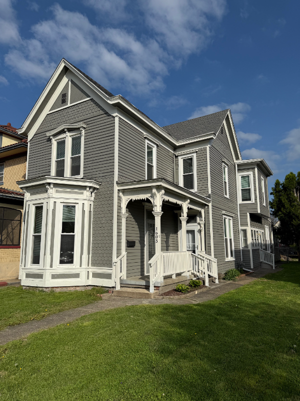 property at 1603 E Oak St